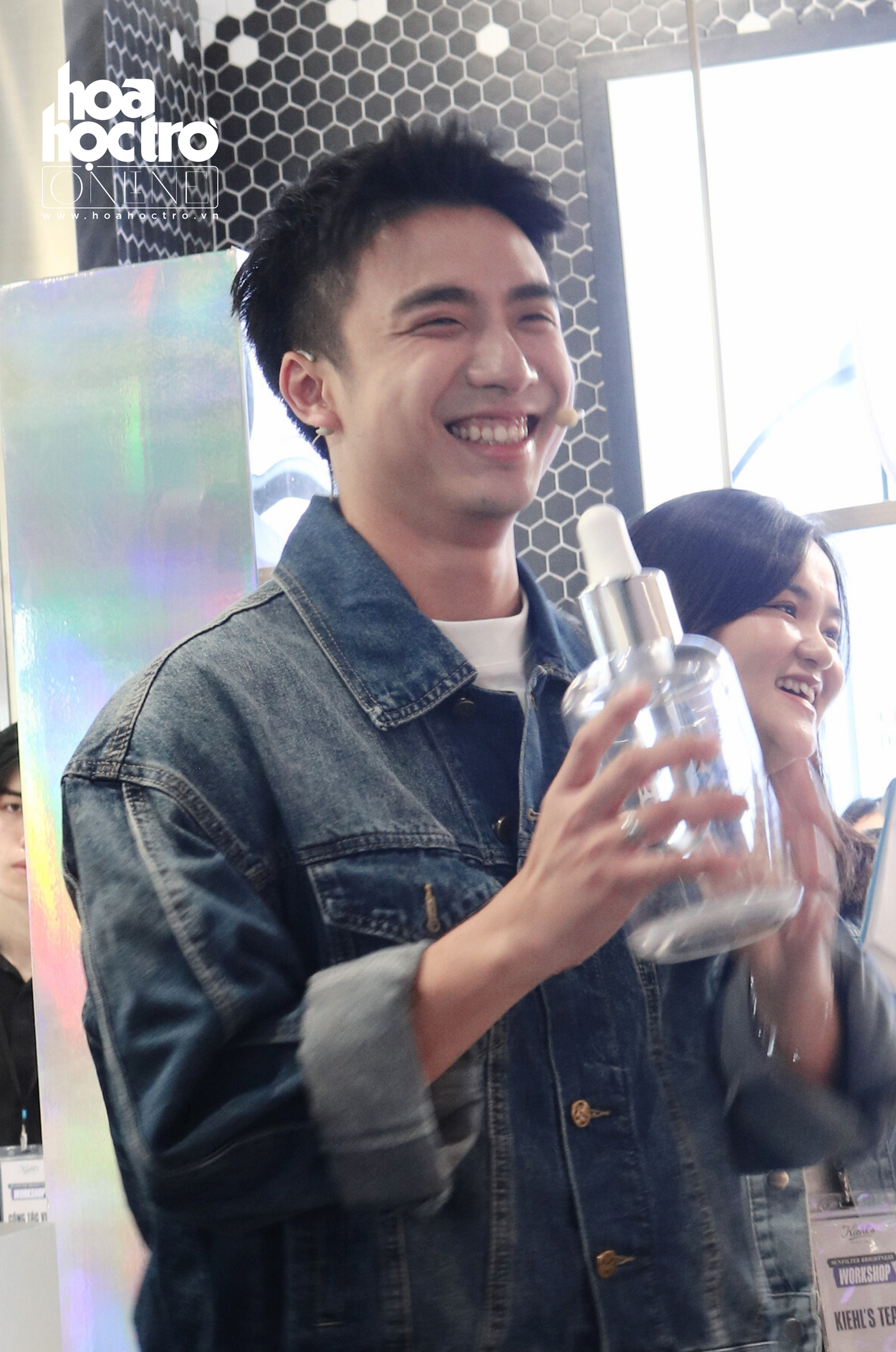 Nhưng vẫn chiều "quạt" (fan) và cả "chú Ninh" khi tạo dáng cùng một chiếc bình lớn hơn (là chai serum nhưng trông cũng khá giống bình sữa"). Nhưng vẫn chiều "quạt" (fan) và cả "chú Ninh" khi tạo dáng cùng một chiếc bình lớn hơn (là chai serum nhưng trông cũng khá giống bình sữa").