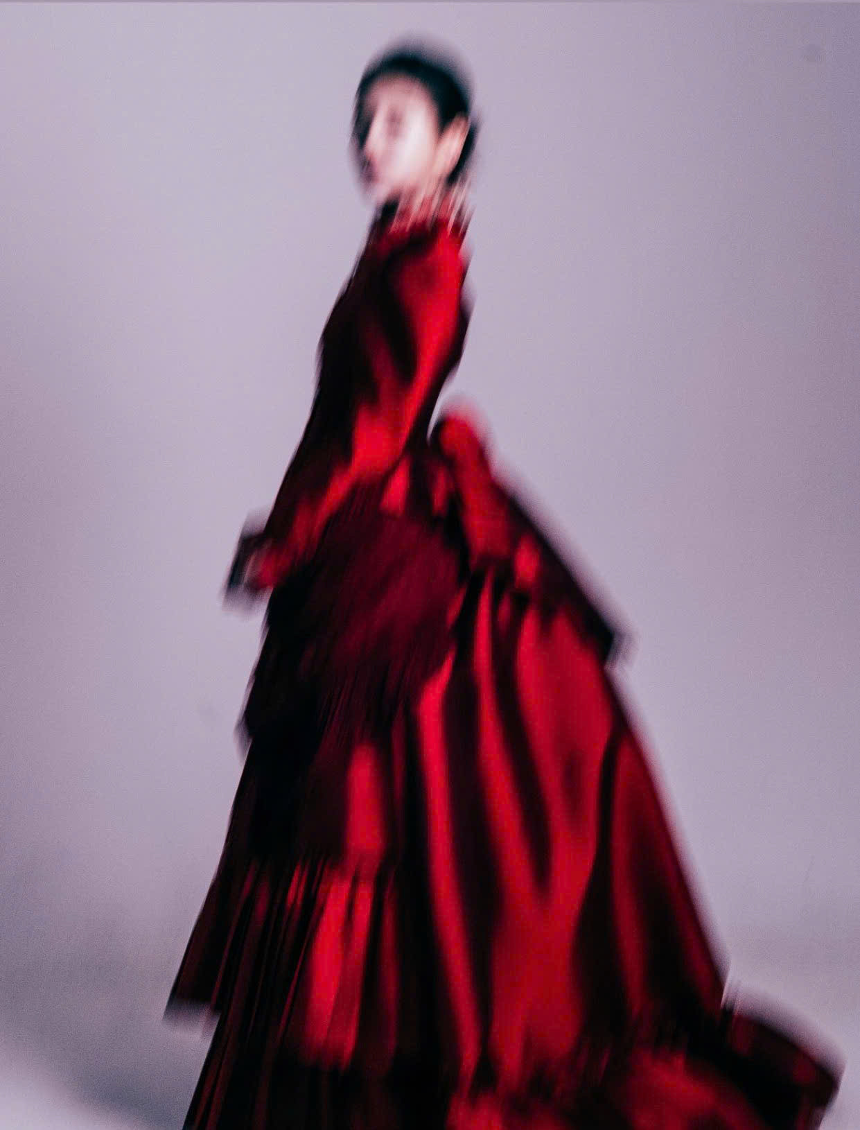 Nhá hàng tạo hình của Suzy trong Delusion được đạo diễn đăng tải. Nhá hàng tạo hình của Suzy trong Delusion được đạo diễn đăng tải.