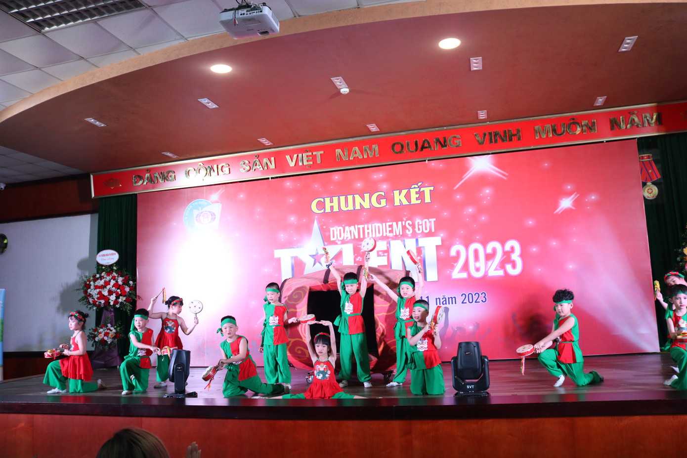 Tween ẩn mình trong chiếc trống lớn trên sân khấu, từ từ bước ra gây bất ngờ cho khán giả. Tween ẩn mình trong chiếc trống lớn trên sân khấu, từ từ bước ra gây bất ngờ cho khán giả.