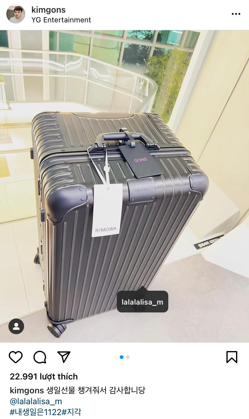 Chiếc vali hàng hiệu do Lisa tặng được quản lý khoe trên Instagram. Chiếc vali hàng hiệu do Lisa tặng được quản lý khoe trên Instagram.