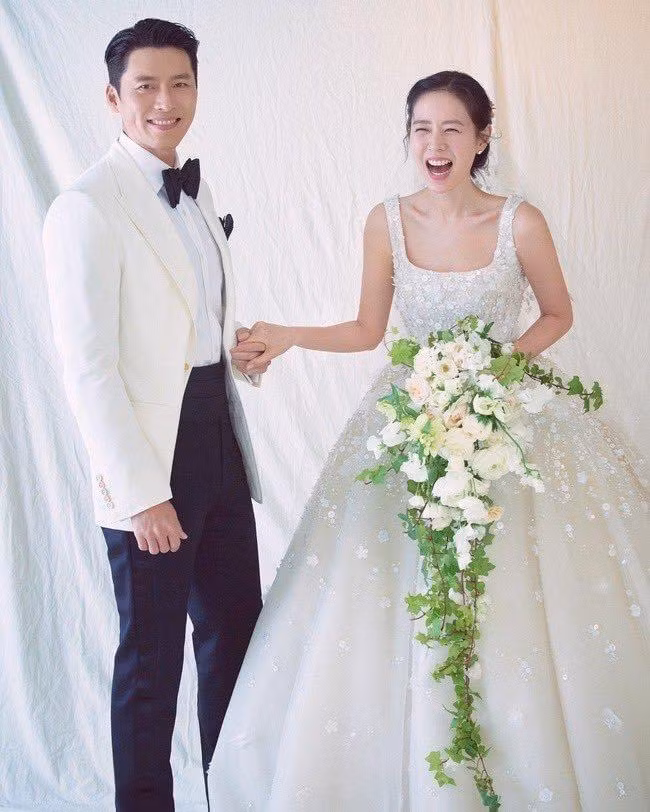 Hình ảnh Ye Jin cười tít mắt bên cạnh Hyun Bin. Hình ảnh Ye Jin cười tít mắt bên cạnh Hyun Bin.