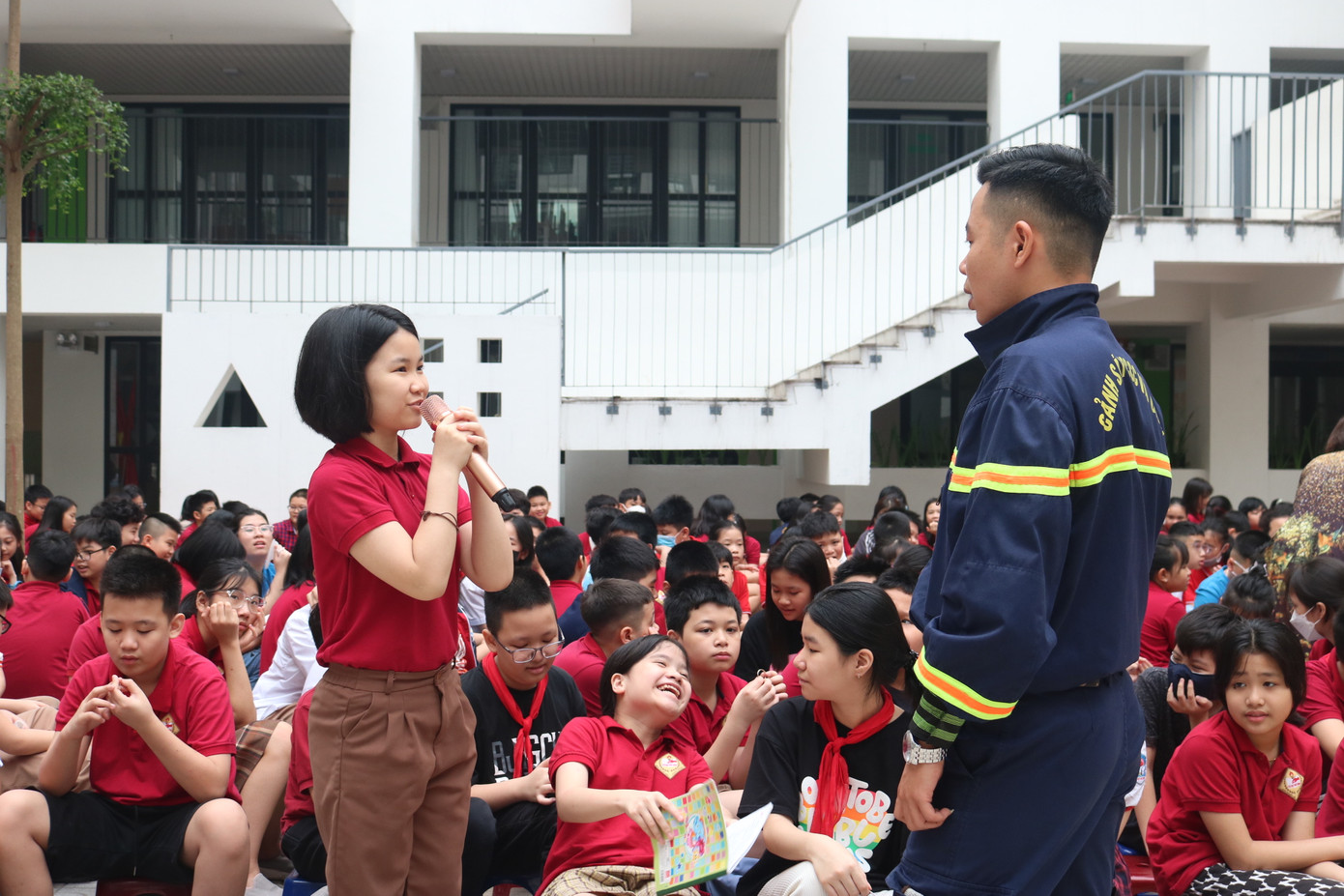 Không cần bất kỳ phần quà nào, được chọn và trả lời đúng câu hỏi từ thầy giáo hướng dẫn đã khiến tween thích thú đến cười tít mắt.