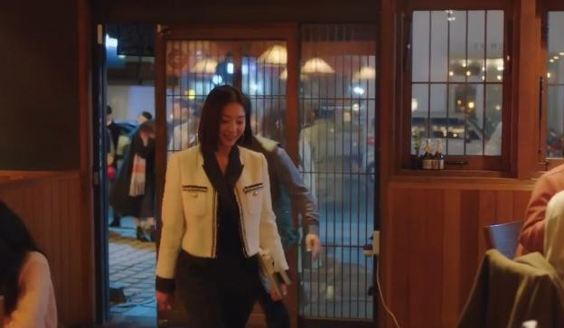 Tip &quot;hack dáng&quot; của Young Seo chính là phối áo trong và quần &quot;tông xuyệt tông&quot;, kết hợp với áo khoác croptop.