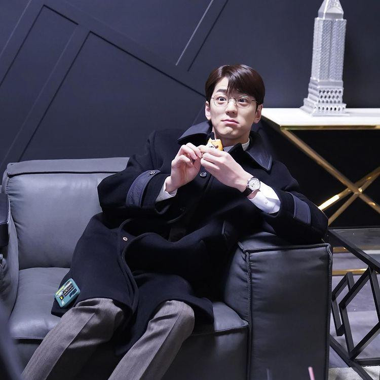 Hậu trường, Thư ký Cha trong cặp mắt kính lại hóa đáng yêu.