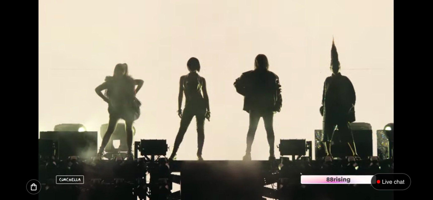 Tạo hình của 2NE1 gợi nhớ về thời hoàng kim năm nào.