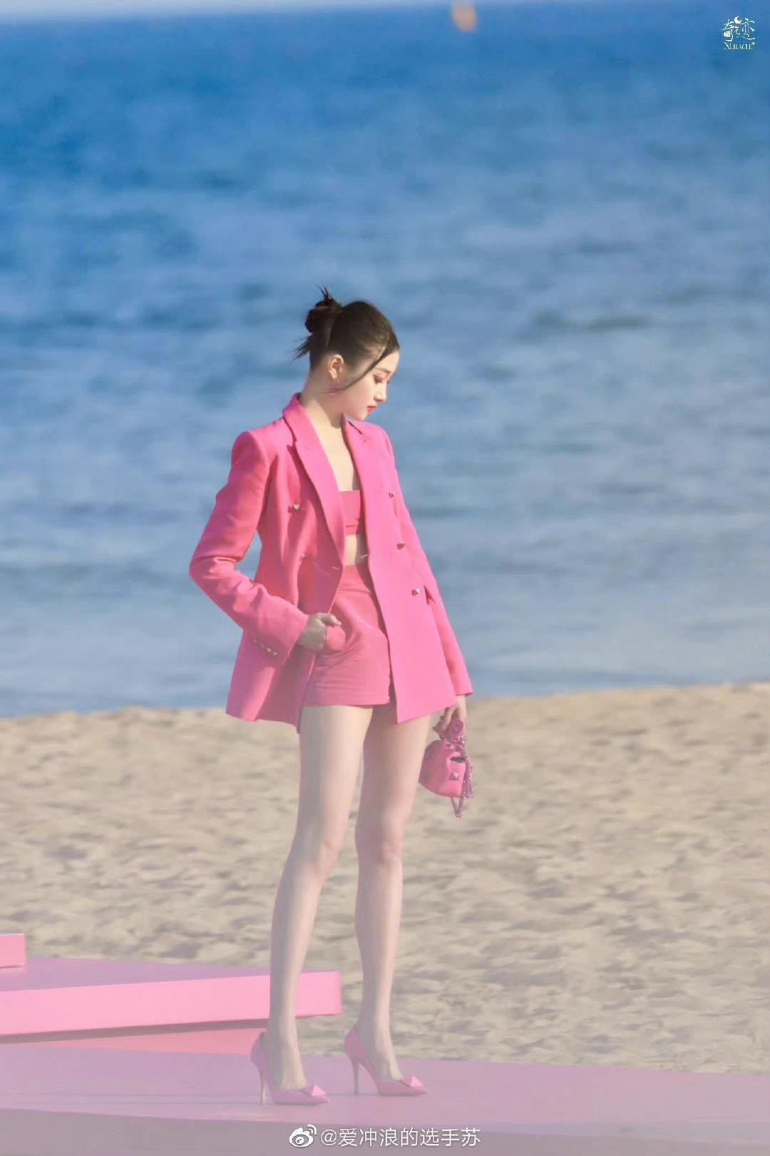 Cách phối đồ nhận điểm 10 của Quan Hiểu Đồng.