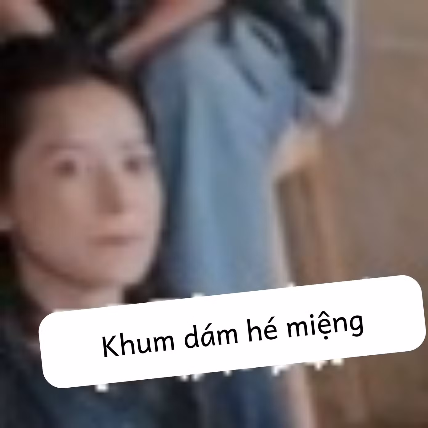 Mím môi một chút cũng thành meme cho fan dùng.