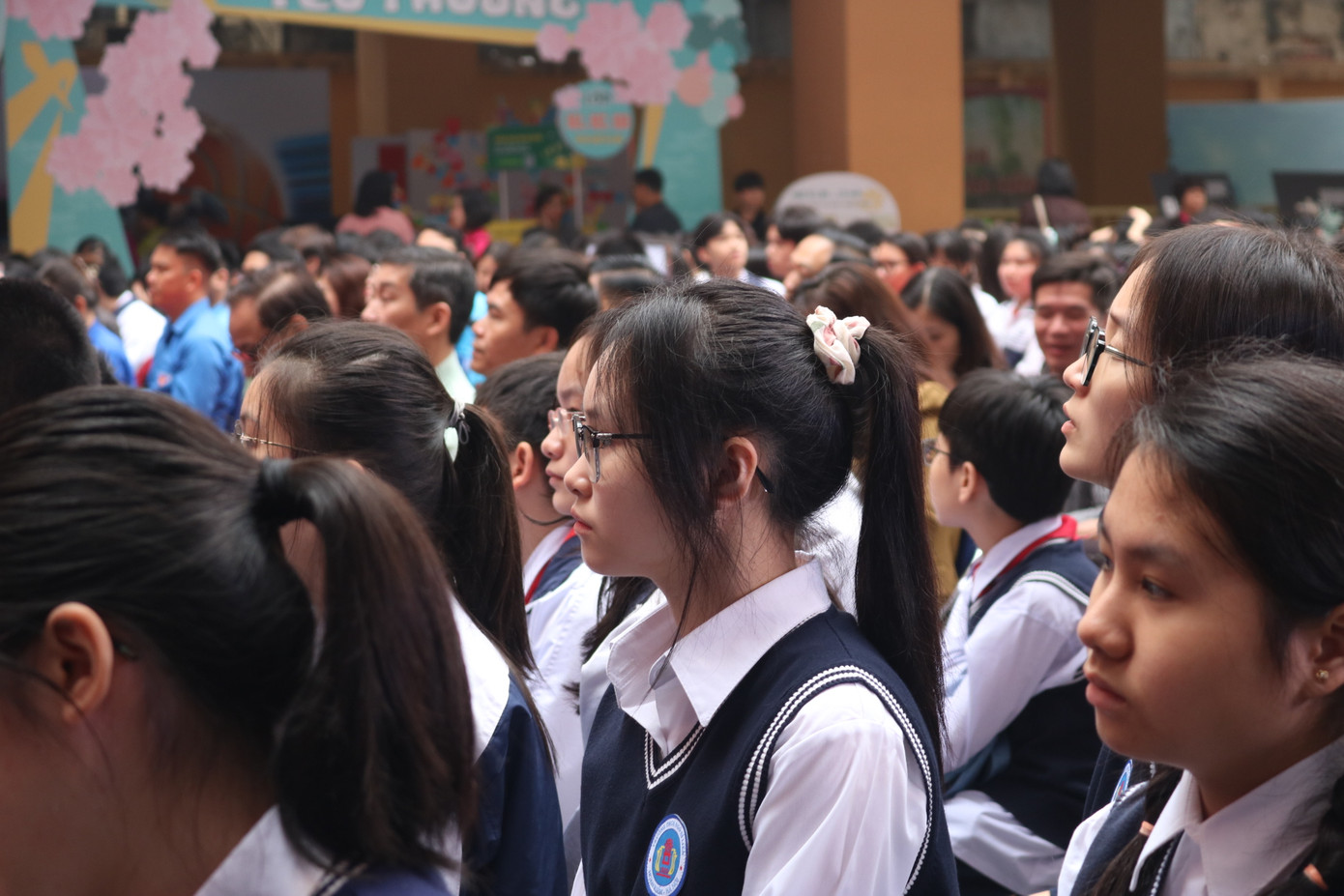 Teen trường THCS Ngô Sĩ Liên chăm chú theo dõi buổi lễ.
