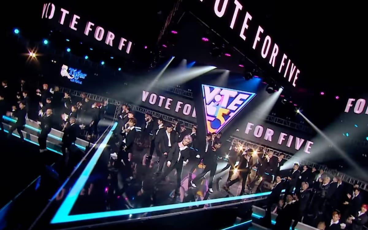 Dresscode đen - trắng của các thí sinh khiến tất cả như "chìm nghỉm" vào phông nền.