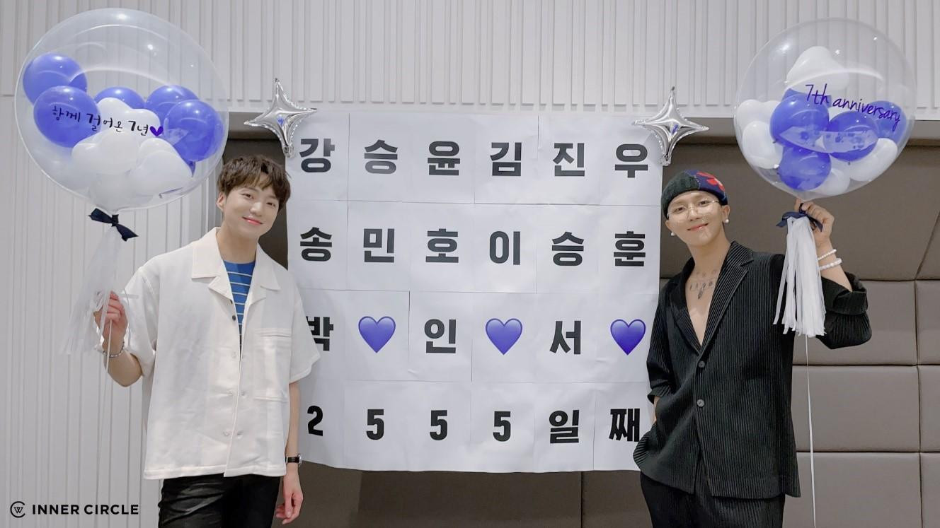 Kang Seung Yoon và Song Mino cùng xuất hiện trên livestream, giao lưu cùng fan.