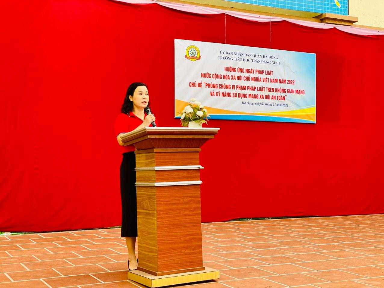 Cô Nguyễn Thị Hương Giang, Hiệu trưởng nhà trường phát biểu hưởng ứng Ngày Pháp luật Việt Nam. Cô Nguyễn Thị Hương Giang, Hiệu trưởng nhà trường phát biểu hưởng ứng Ngày Pháp luật Việt Nam.