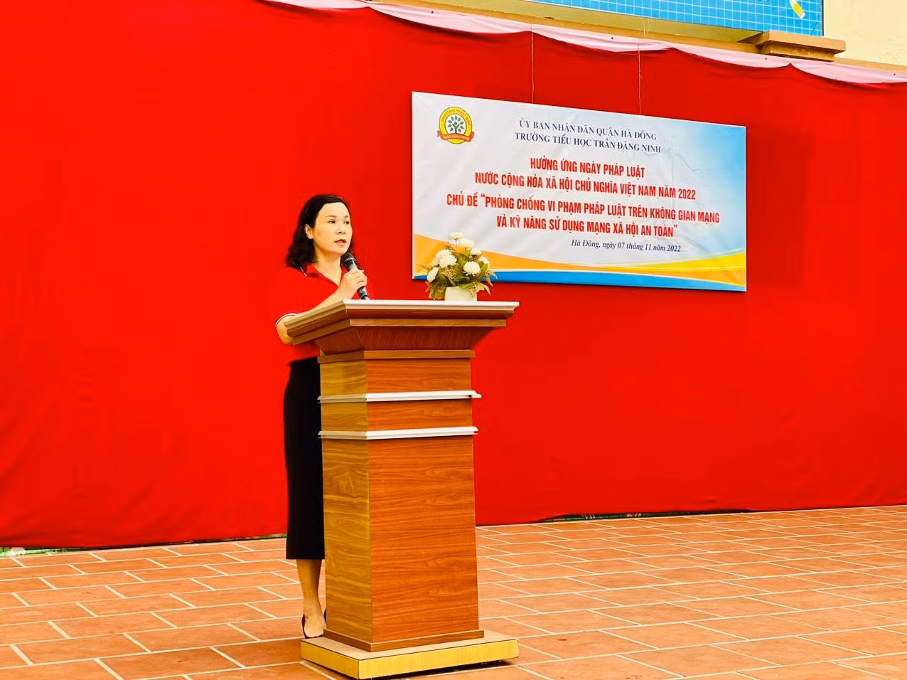 Cô Nguyễn Thị Hương Giang, Hiệu trưởng nhà trường phát biểu hưởng ứng Ngày Pháp luật Việt Nam.
