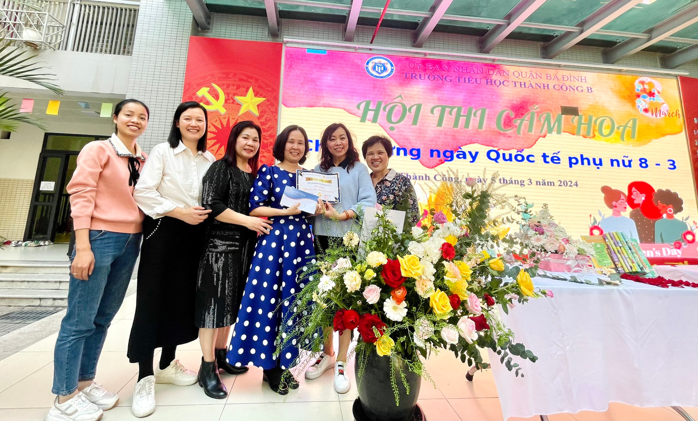 Mỗi đội chuẩn bị một mẫu bình cắm khác nhau để tạo nên những dáng hoa đa dạng. Trà bánh, sách vở... được tận dụng để bày biện, trang trí tăng thêm ý nghĩa. Mỗi đội chuẩn bị một mẫu bình cắm khác nhau để tạo nên những dáng hoa đa dạng. Trà bánh, sách vở... được tận dụng để bày biện, trang trí tăng thêm ý nghĩa.