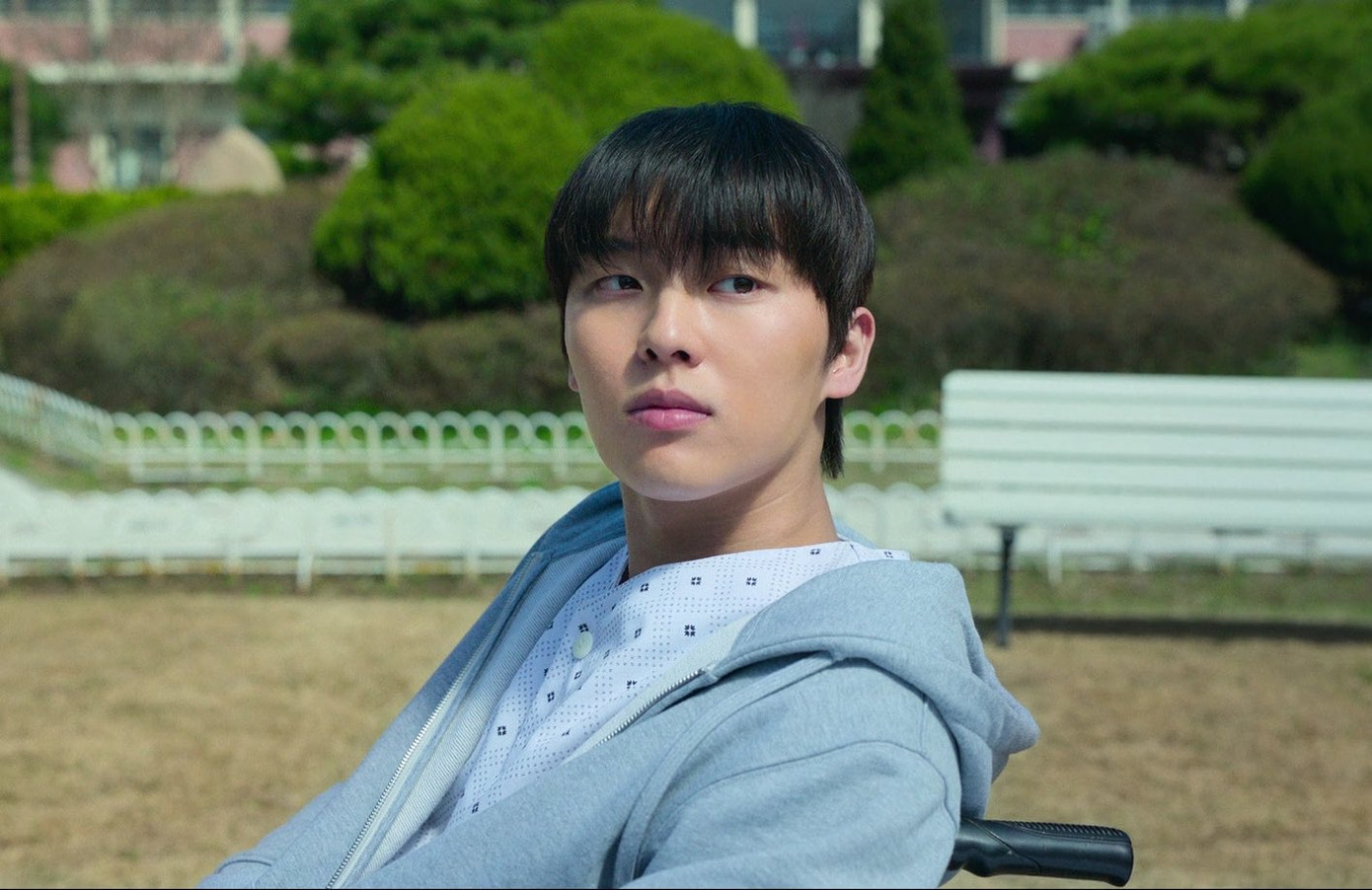 Áo của Si Eun mặc ở mùa 1 giống với áo Suho ở mùa 2. Áo của Si Eun mặc ở mùa 1 giống với áo Suho ở mùa 2.