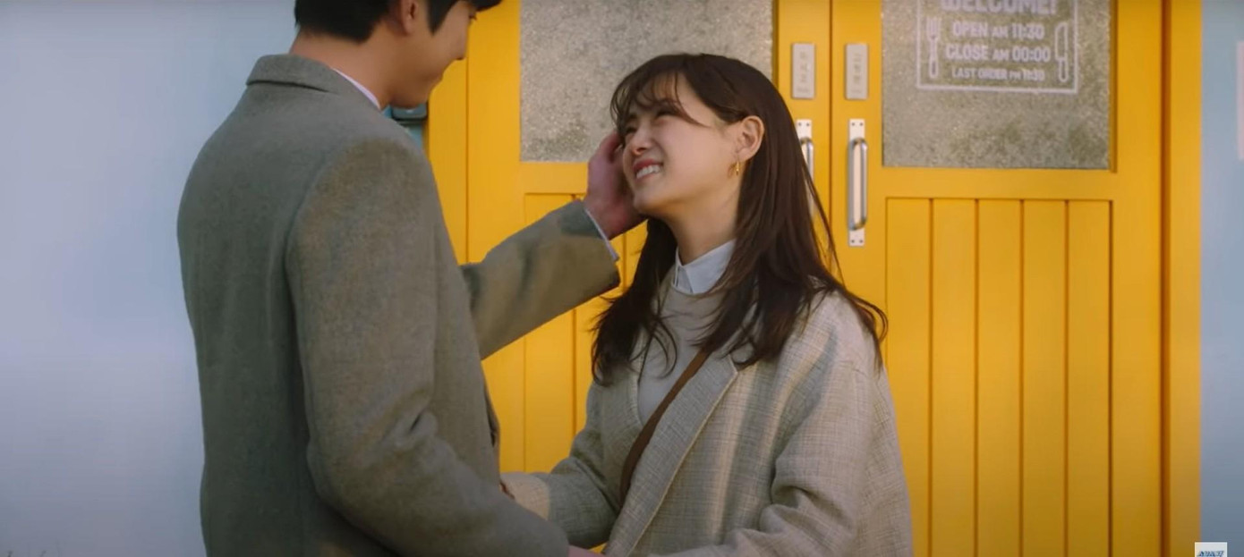 Đang ngọt ngào với bạn gái...