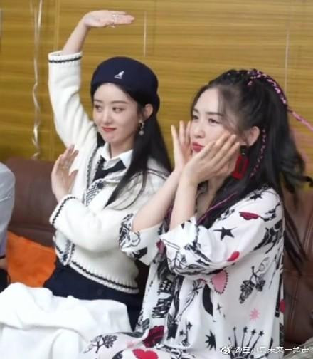 Triệu Lệ Dĩnh pha trò cùng Tạ Na.