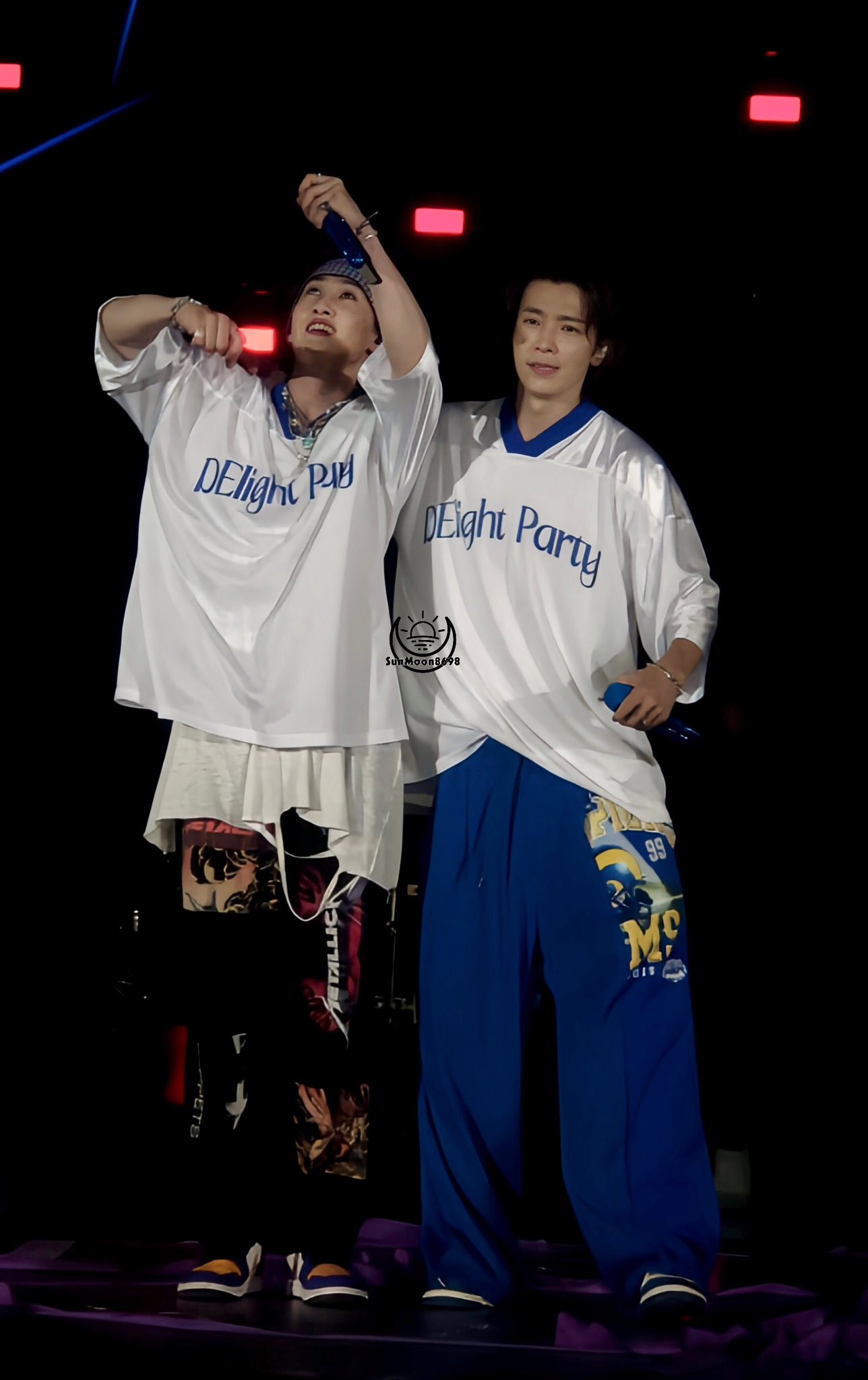 "Sốc visual" chính là điều đầu tiên ập đến với ELF có mặt tại Nhà thi đấu Phú Thọ - nơi tổ chức fancon. - Ảnh: Sunmoon8698 "Sốc visual" chính là điều đầu tiên ập đến với ELF có mặt tại Nhà thi đấu Phú Thọ - nơi tổ chức fancon. - Ảnh: Sunmoon8698