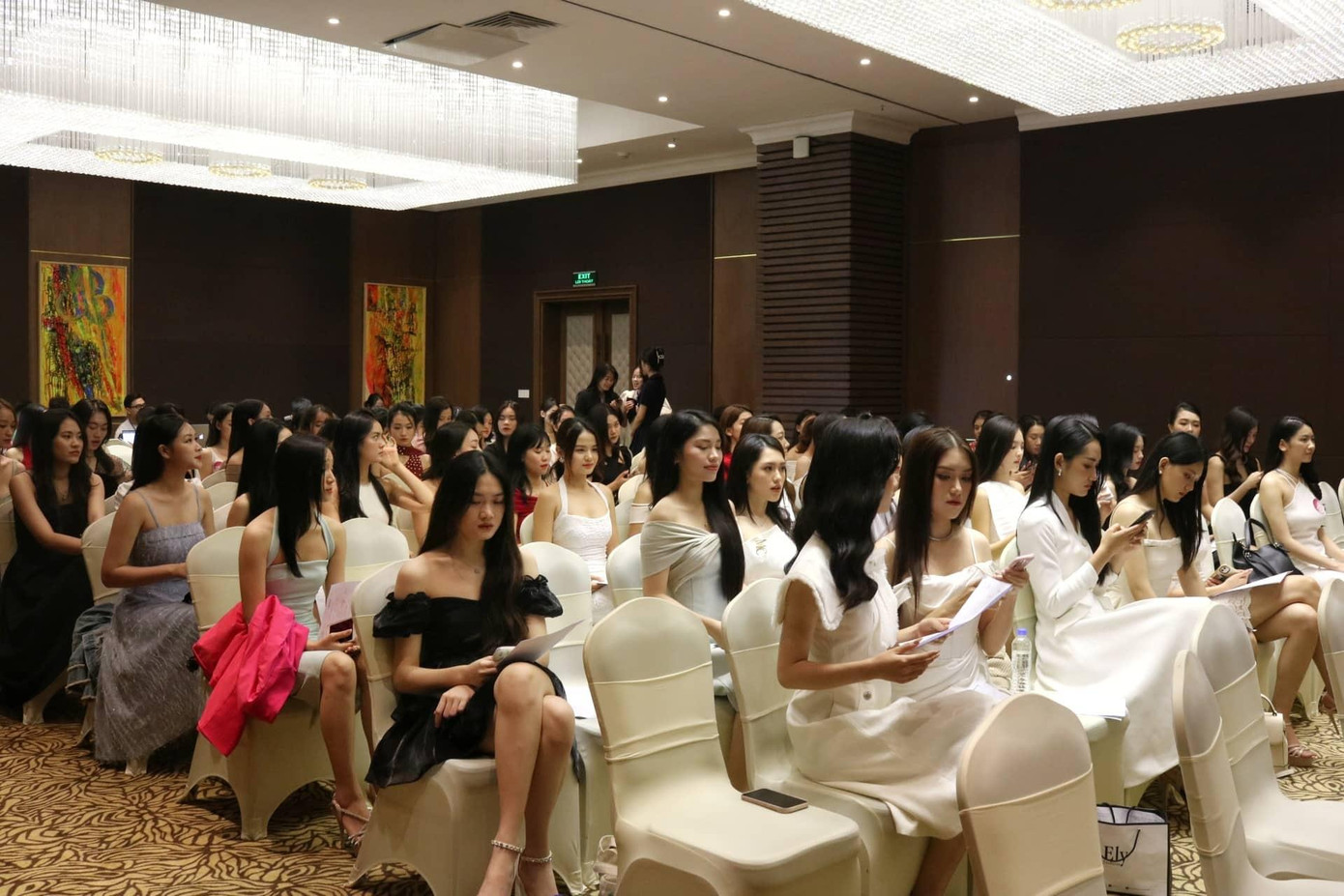 Hàng trăm cô gái có mặt chờ bước vào phỏng vấn kín. Hàng trăm cô gái có mặt chờ bước vào phỏng vấn kín.