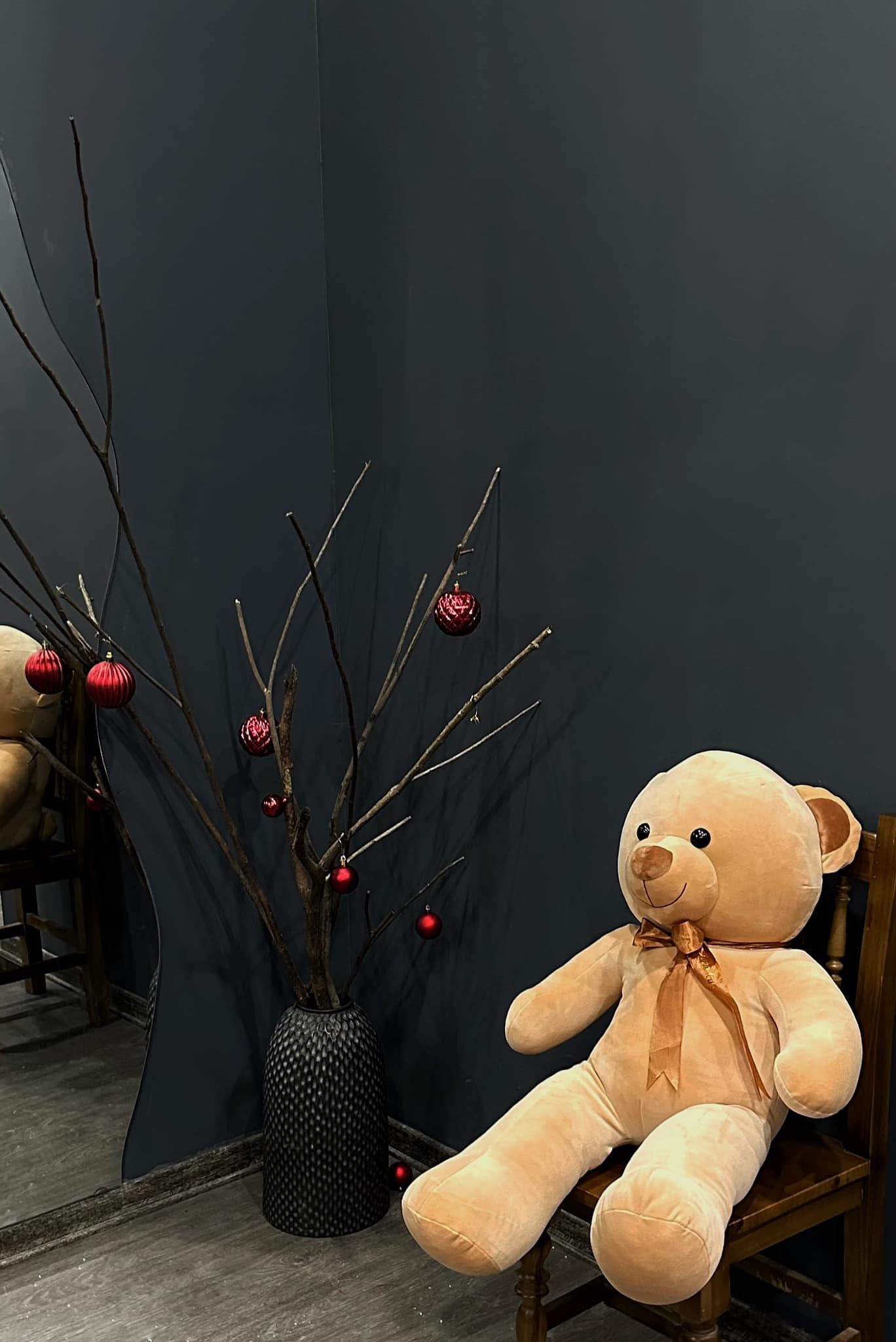 Đón Giáng sinh ấm cúng nhưng quán vẫn giữ được giao diện &quot;chanh sả&quot;. - Ảnh: HaHaHa Coffee