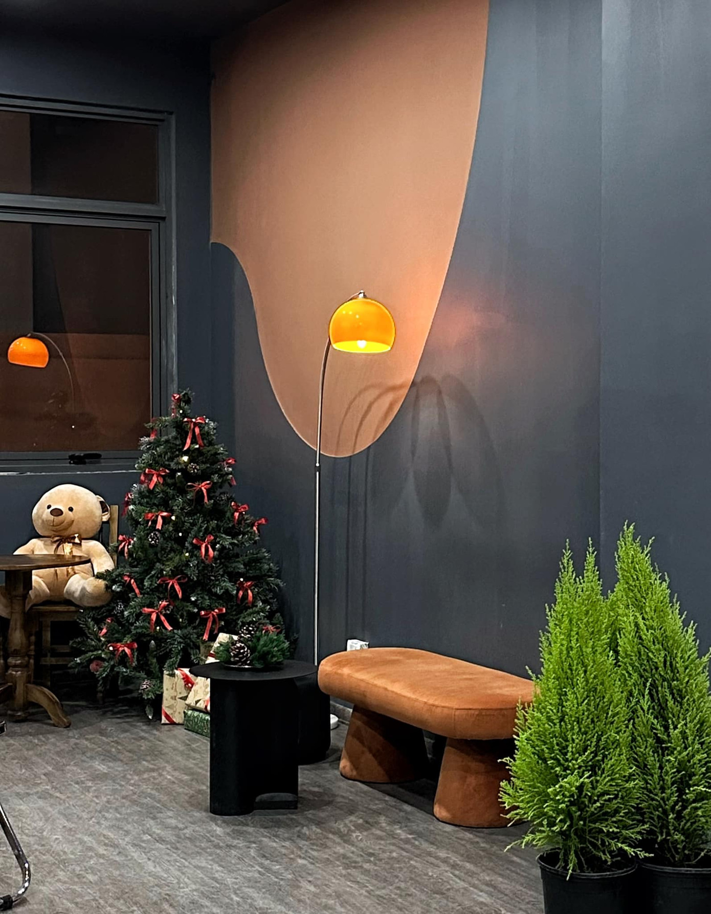 Đón Giáng sinh ấm cúng nhưng quán vẫn giữ được giao diện &quot;chanh sả&quot;. - Ảnh: HaHaHa Coffee