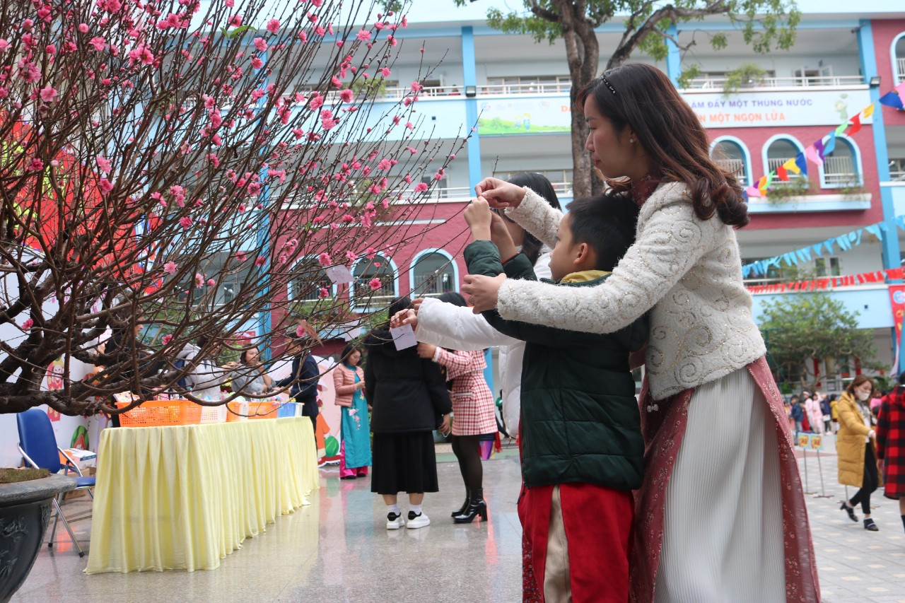 Thiệp cảm ơn được tween treo lên cây đào nở đầy hoa. Thiệp cảm ơn được tween treo lên cây đào nở đầy hoa.