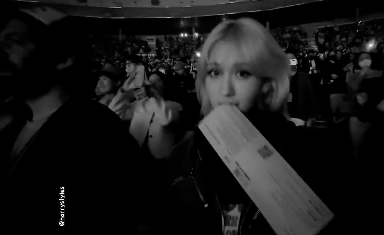 Jeon Somi "quậy đục nước" tại concert của Harry Styles bên cạnh Jeremy Erlich - Giám đốc âm nhạc toàn cầu của Spotify và stylist Gaeun. Jeon Somi "quậy đục nước" tại concert của Harry Styles bên cạnh Jeremy Erlich - Giám đốc âm nhạc toàn cầu của Spotify và stylist Gaeun.