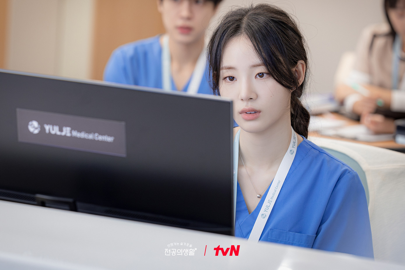 Còn đâu hình ảnh Pyo Nam Kyung lộng lẫy, bóng bảy. Người chăm chút ngoại hình như cô cũng phải tơi tả khi làm quen với công việc.