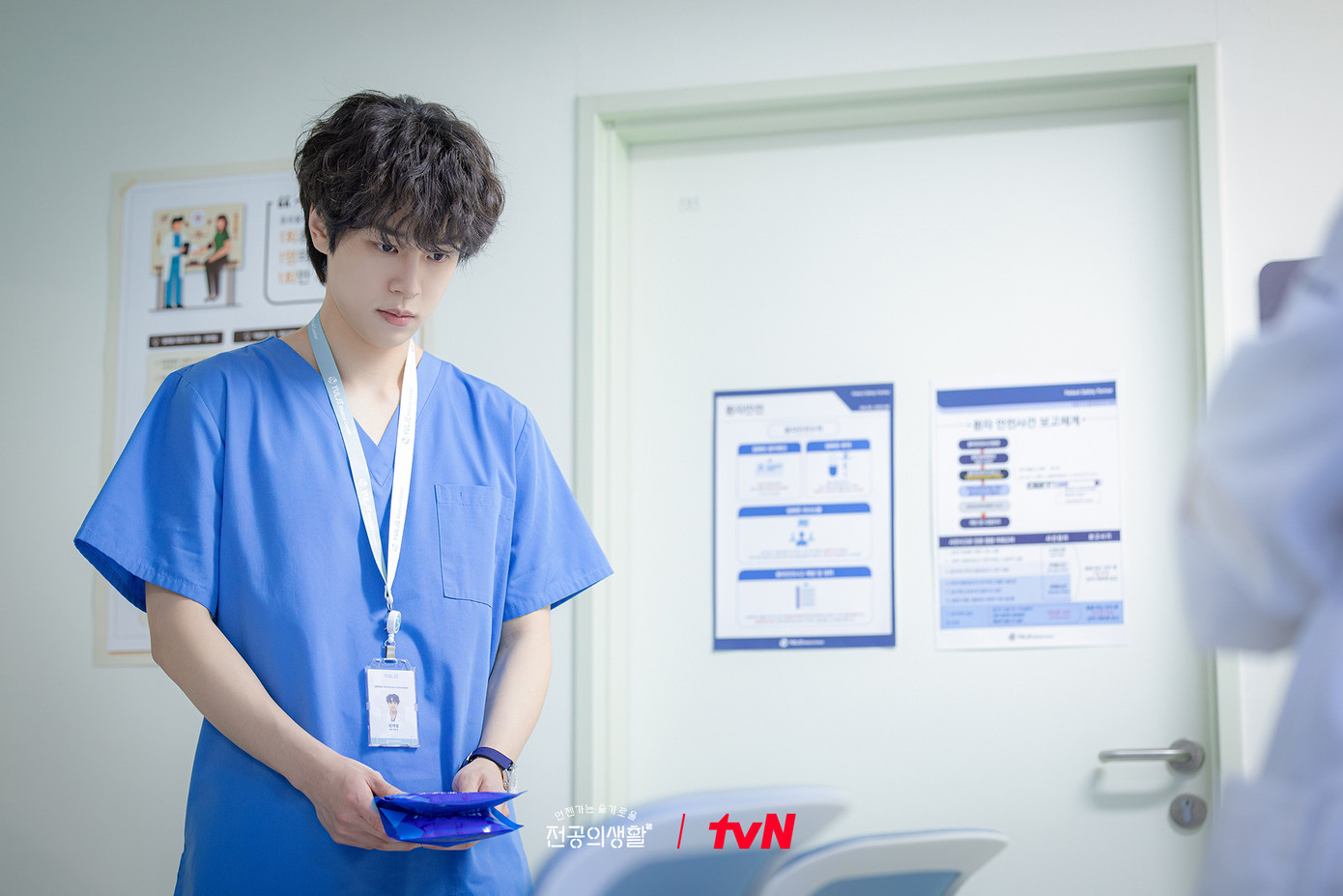 Um Jae Il nhiệt huyết, tươi sáng hứa hẹn sẽ đem tới tiếng cười và cả nốt trầm thú vị cho Resident Playbook.