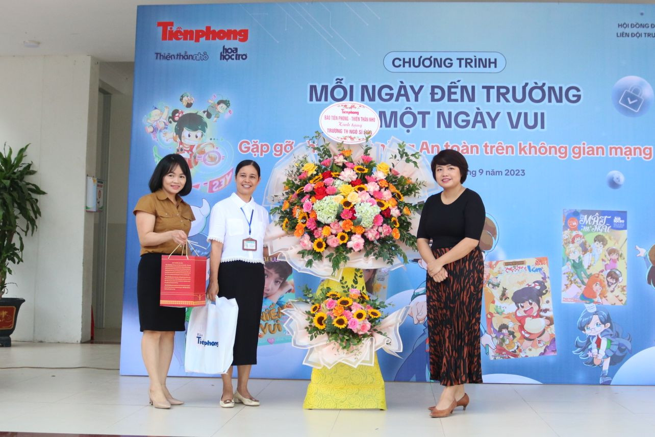 Cô Hiệu trưởng Nguyễn Thị Huệ (áo trắng) đại diện nhà trường nhận hoa từ báo Hoa Học Trò, Thiên Thần Nhỏ. Cô Hiệu trưởng Nguyễn Thị Huệ (áo trắng) đại diện nhà trường nhận hoa từ báo Hoa Học Trò, Thiên Thần Nhỏ.
