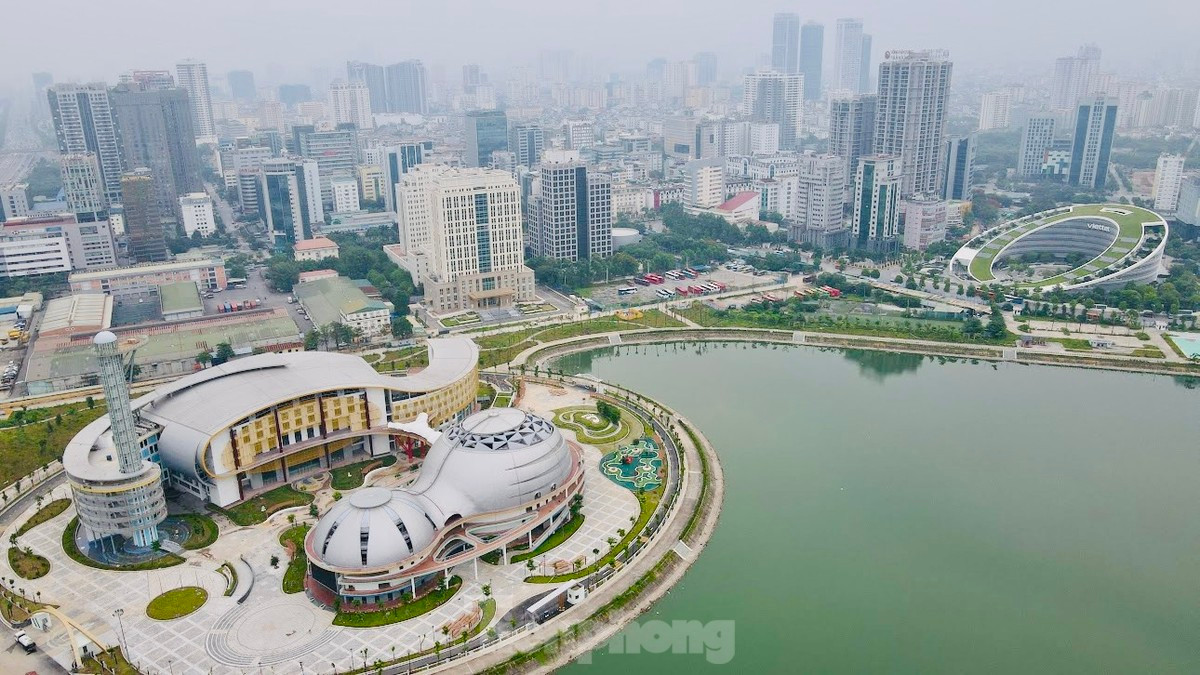 Không chỉ "hoành tráng lệ" vào ban ngày mà khi thành phố lên đèn, Cung Thiếu nhi cũng "lên đồ" với đèn neon bảy màu sặc sỡ bao quanh cấu trúc các tòa nhà. - Ảnh: Trọng Tài/ TPO Không chỉ "hoành tráng lệ" vào ban ngày mà khi thành phố lên đèn, Cung Thiếu nhi cũng "lên đồ" với đèn neon bảy màu sặc sỡ bao quanh cấu trúc các tòa nhà. - Ảnh: Trọng Tài/ TPO