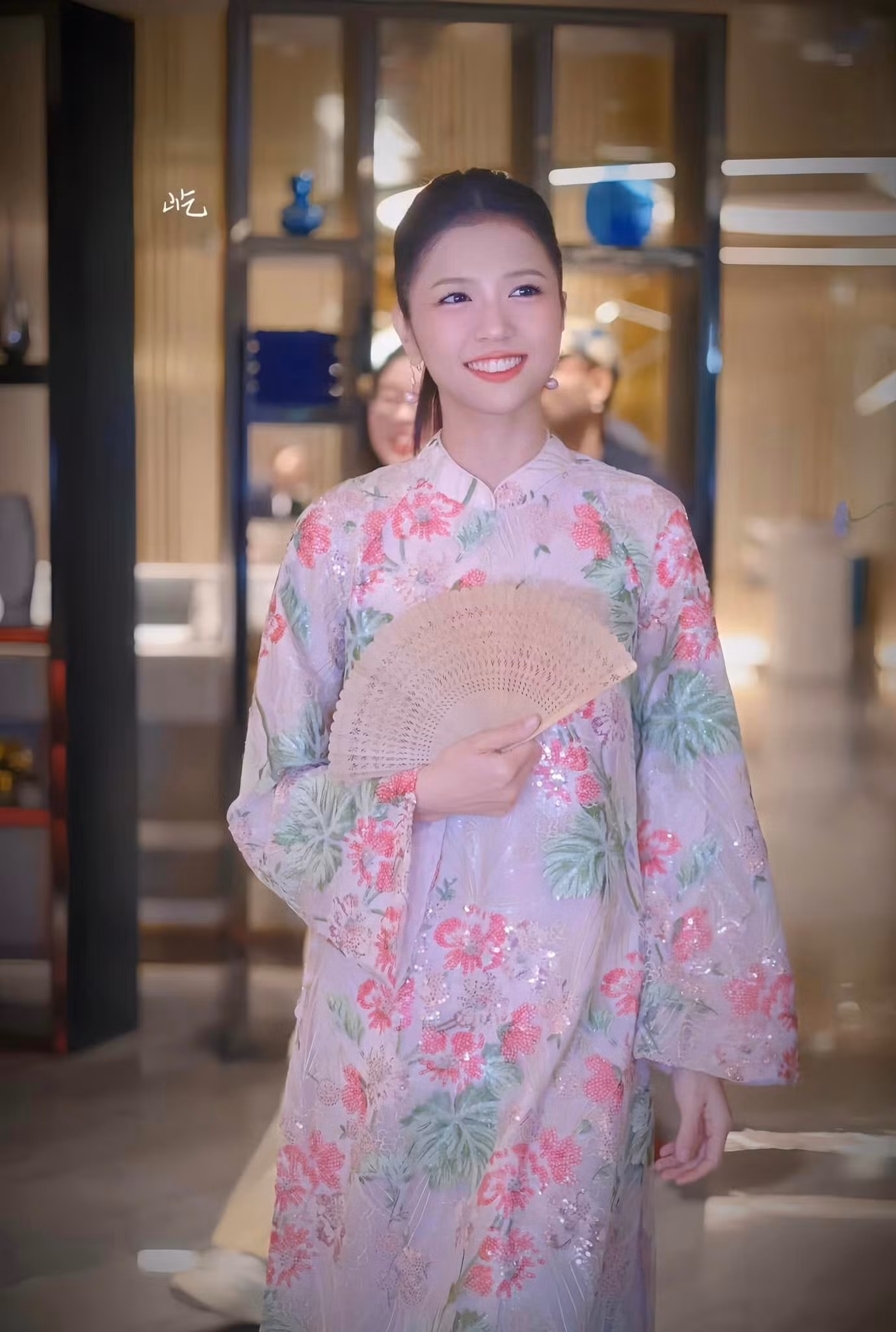 Một trong những tạo hình khác được trông đợi tại Đạp Gió 2024 của Suni Hạ Linh là lúc cô mặc áo dài.