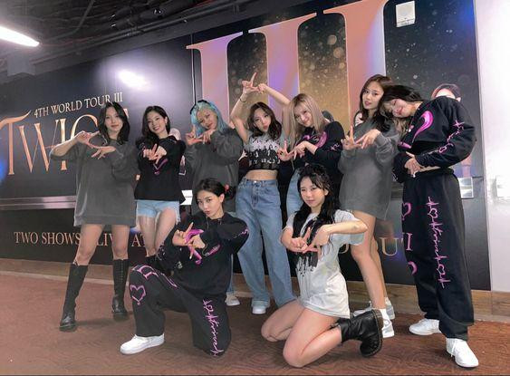 TWICE đã thuận lợi vượt qua "lời nguyền 7 năm" của K-Pop trong sự bất ngờ và hạnh phúc của người hâm mộ. TWICE đã thuận lợi vượt qua "lời nguyền 7 năm" của K-Pop trong sự bất ngờ và hạnh phúc của người hâm mộ.