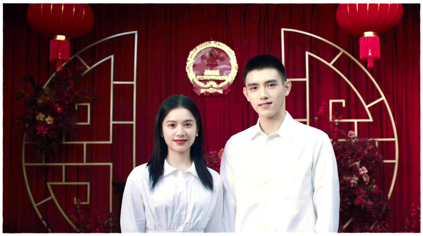 Trương Tịnh Nghi (trong vai Chu Vận) và Trần Phi Vũ (trong vai Lý Tuân) có màn kết hợp ăn ý trong Chiếc Bật Lửa Và Váy Công Chúa. Trương Tịnh Nghi (trong vai Chu Vận) và Trần Phi Vũ (trong vai Lý Tuân) có màn kết hợp ăn ý trong Chiếc Bật Lửa Và Váy Công Chúa.