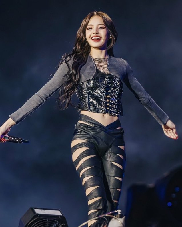 Trước đó, trang tin Munhwa Daily đưa tin BLACKPINK sẽ hết hạn hợp đồng độc quyền vào tháng 8, YG Ent chưa đạt được thỏa thuận gia hạn hợp đồng với Lisa, trong khi 3 thành viên còn lại tương đối thuận lợi. Trước đó, trang tin Munhwa Daily đưa tin BLACKPINK sẽ hết hạn hợp đồng độc quyền vào tháng 8, YG Ent chưa đạt được thỏa thuận gia hạn hợp đồng với Lisa, trong khi 3 thành viên còn lại tương đối thuận lợi.