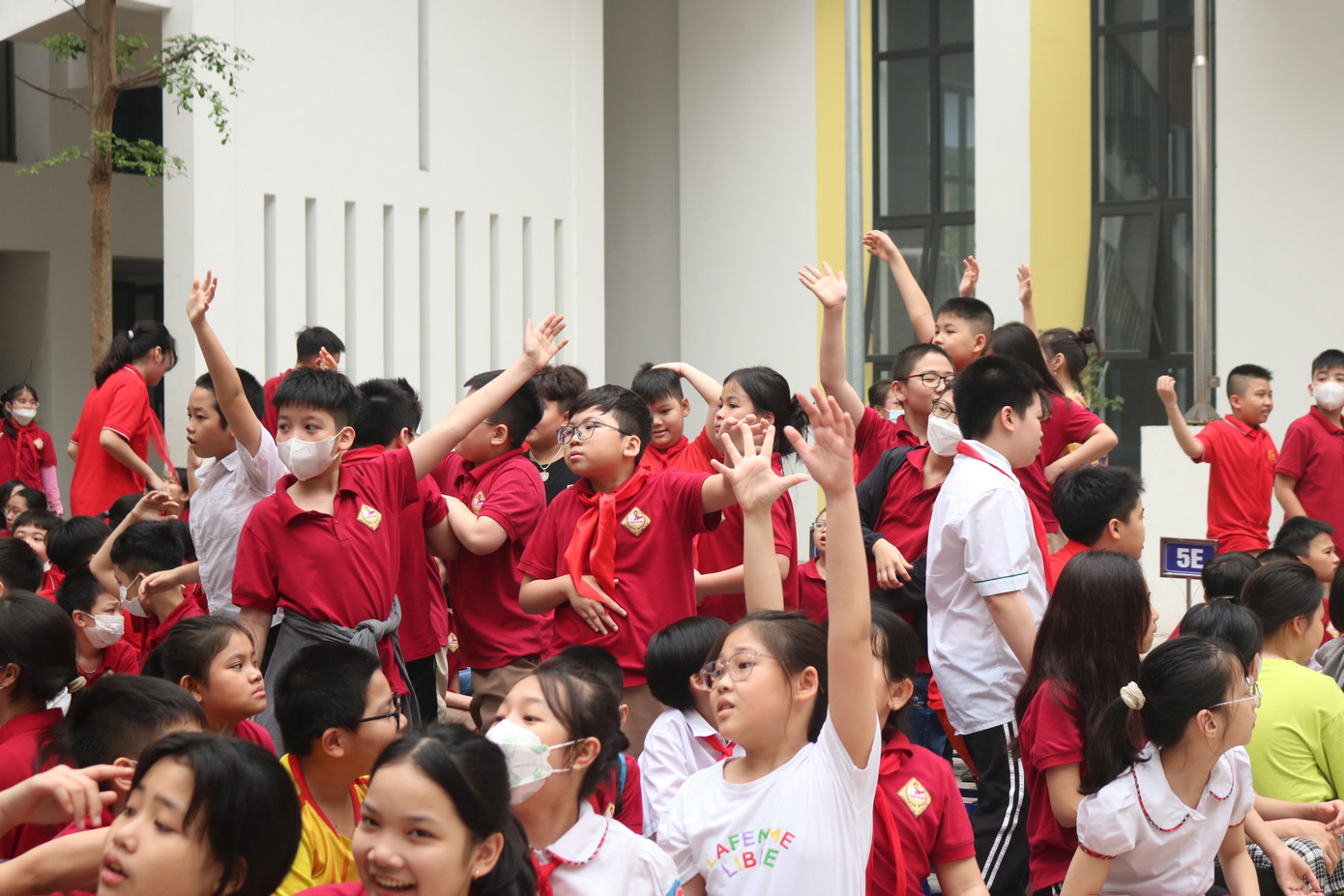 Khoảnh khắc những chiếc bình cứu hỏa cùng đạo cụ để mô phỏng đám cháy mang ra, tween đã bắt đầu phấn khích muốn được lên thử thách hóa thân thành lính cứu hỏa.