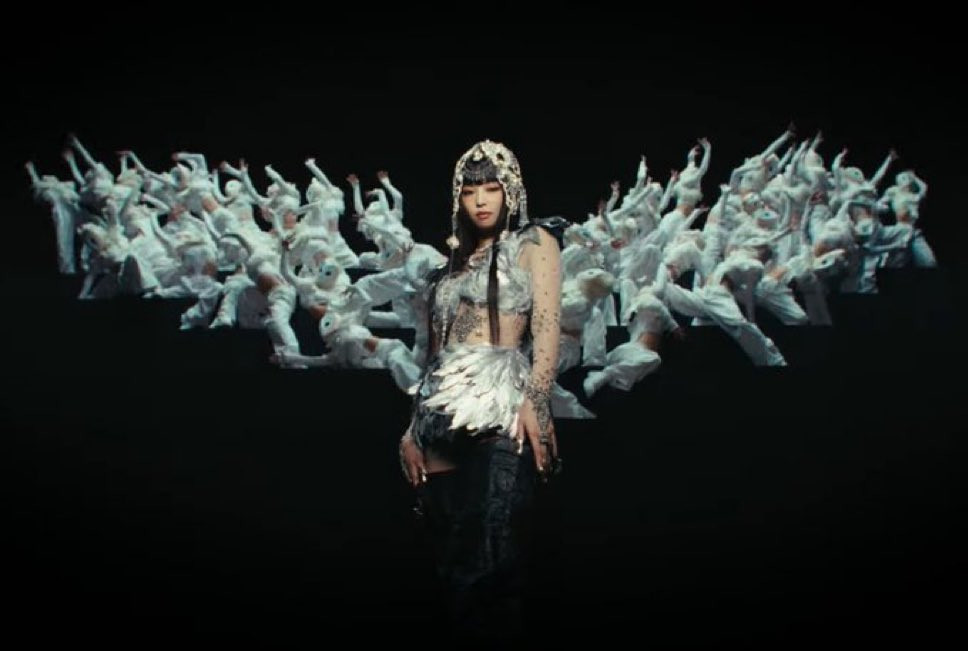 Jennie vẫy cánh trỗi dậy nhưng đôi cánh được tạo bởi những vũ công.