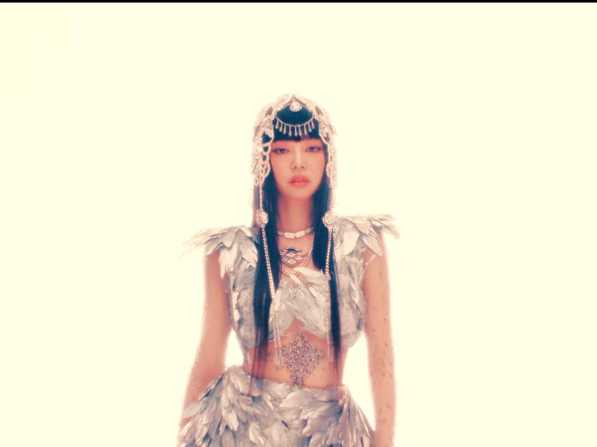 Jennie cũng xuất hiện trong trang phục đính lông chim, tựa như hiện thân hình người của loài cú. Chim cú cũng là biểu tượng của Nữ thần trí tuệ Athena trong thần thoại Hy Lạp.