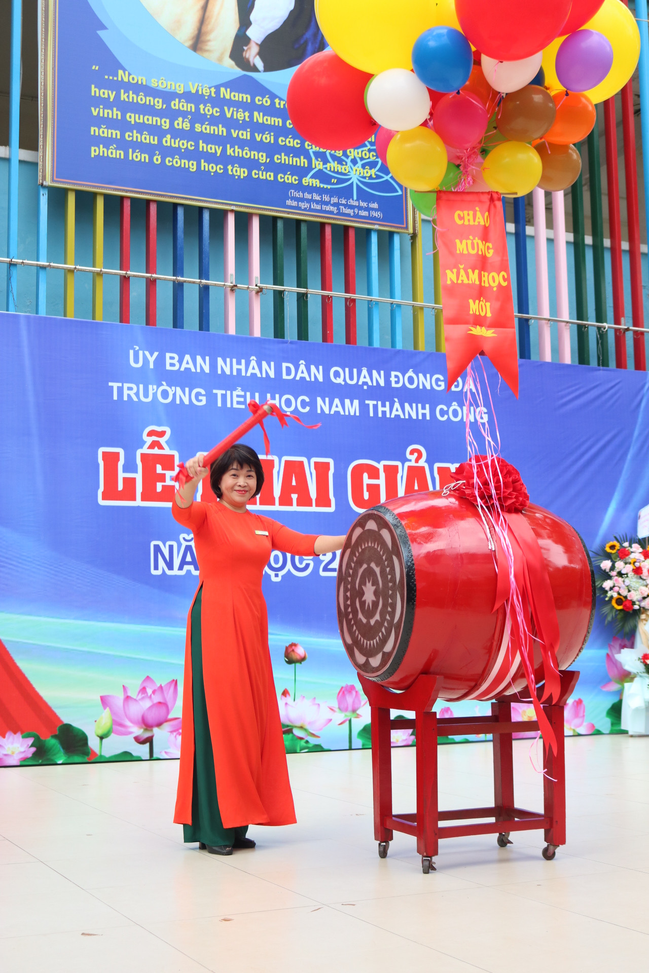 Giây phút cô Hiệu trưởng đánh trống khai trường, các bạn học sinh theo dõi không rời mắt.