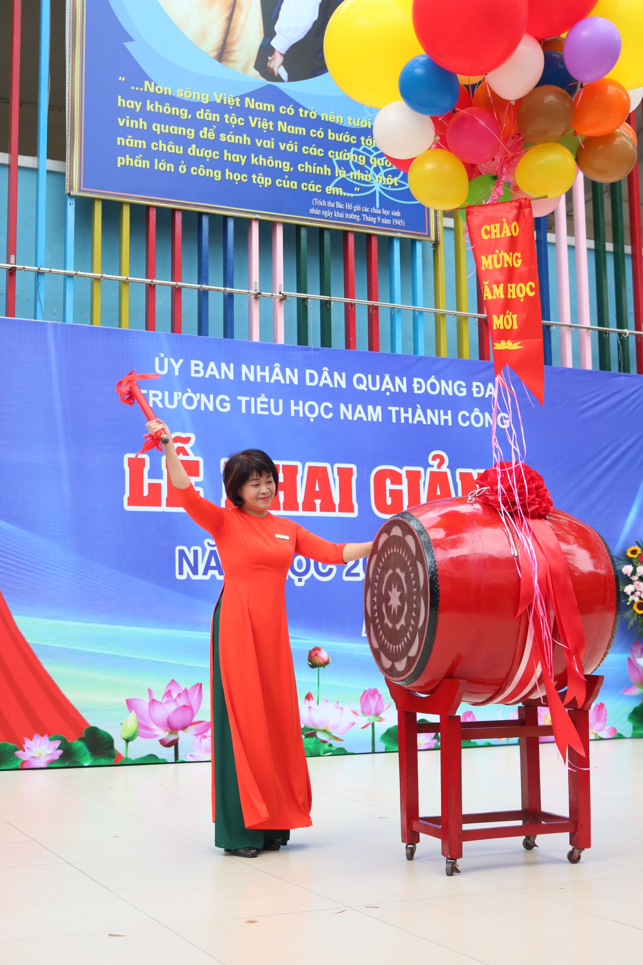 Giây phút cô Hiệu trưởng đánh trống khai trường, các bạn học sinh theo dõi không rời mắt.