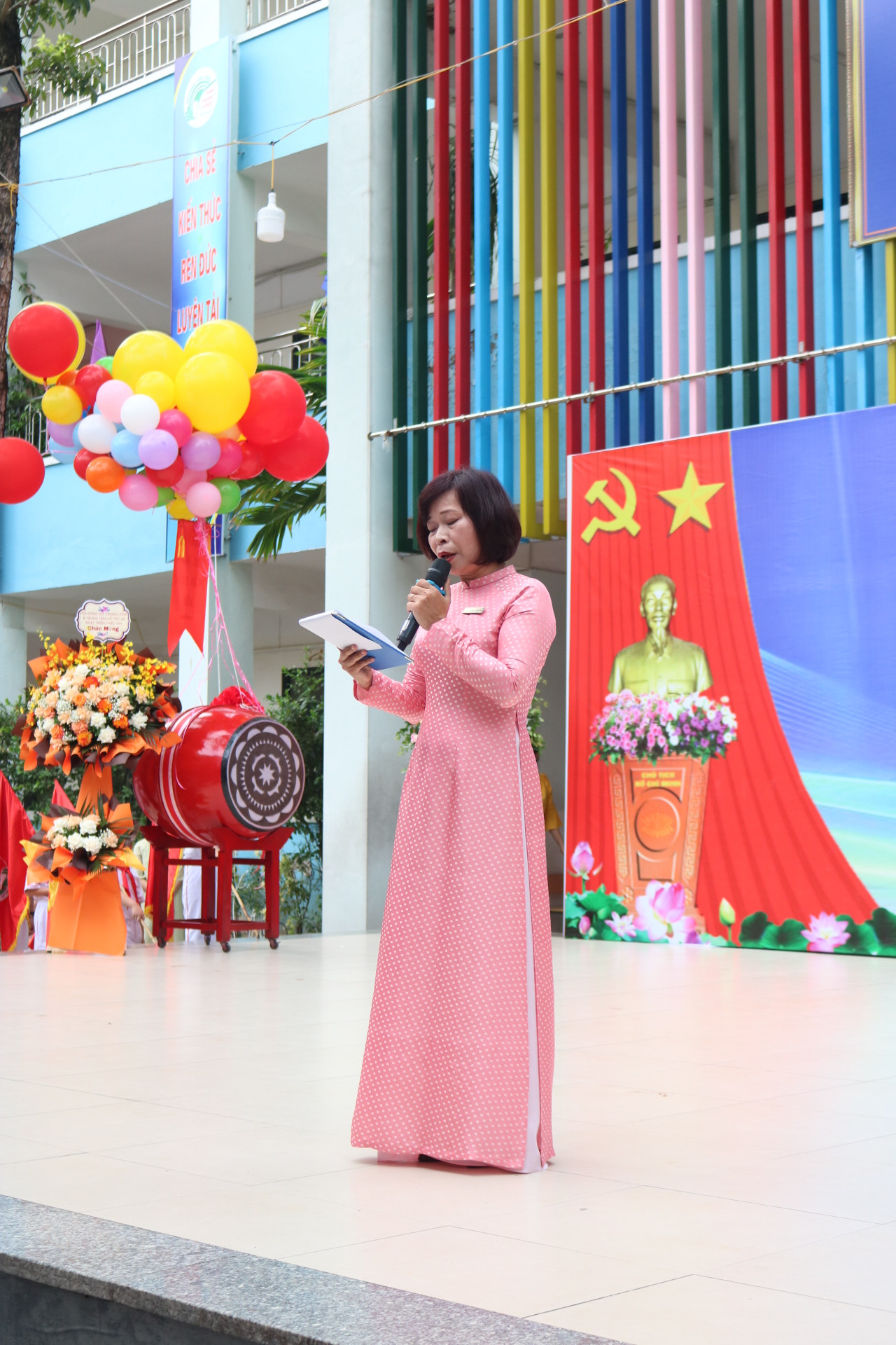 Cô Tổng phụ trách - Trần Minh Tâm đảm nhiệm vai trò dẫn dắt, khuấy động buổi lễ.