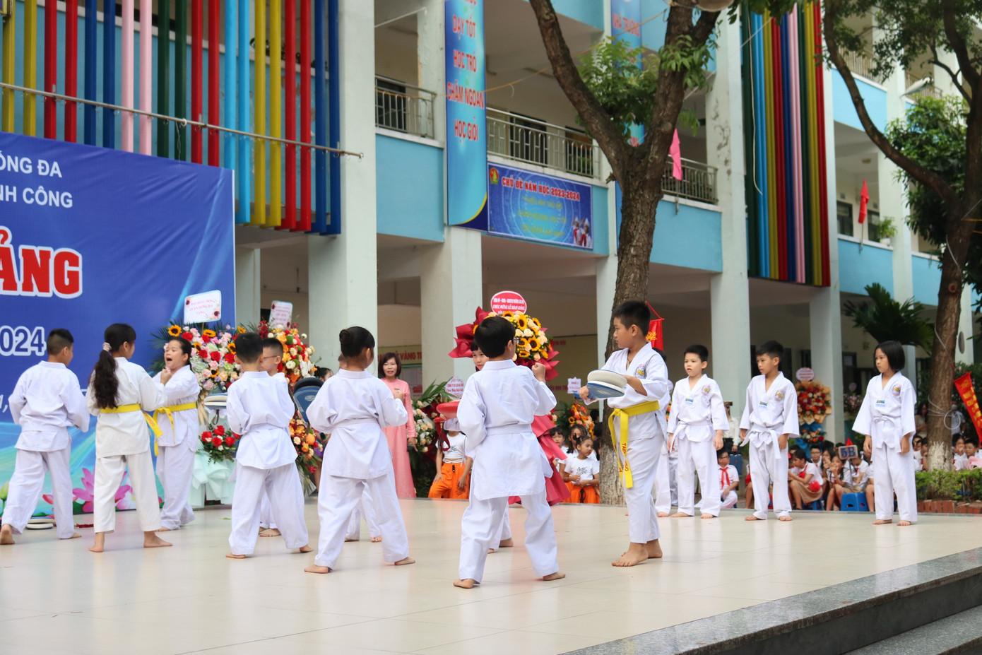 Văn nghệ là phần không thể thiếu trong ngày hội, được chuẩn bị công phu từ các CLB.