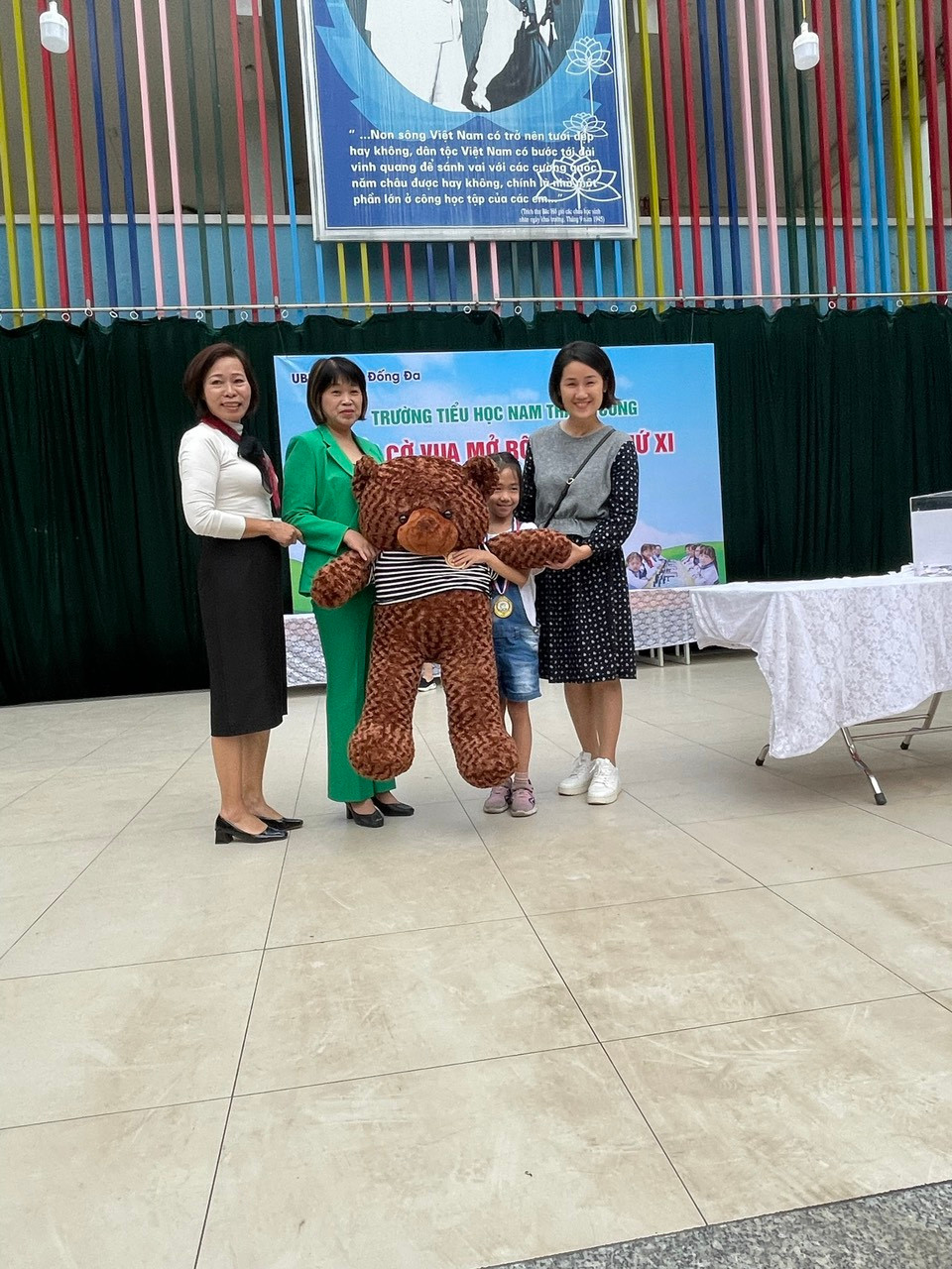 Cô Tổng phụ trách Trần Minh Tâm, cô Hiệu trưởng Phạm Thị Phúc, cô Phó Hiệu trưởng Nguyễn Thanh Giang trao chú gấu bông "khổng lồ" cho cô bạn có lá thăm may mắn. Đây cũng là "kỳ thủ nhí" nhận Huy chương Vàng U6 bảng nữ của cuộc thi. Cô Tổng phụ trách Trần Minh Tâm, cô Hiệu trưởng Phạm Thị Phúc, cô Phó Hiệu trưởng Nguyễn Thanh Giang trao chú gấu bông "khổng lồ" cho cô bạn có lá thăm may mắn. Đây cũng là "kỳ thủ nhí" nhận Huy chương Vàng U6 bảng nữ của cuộc thi.