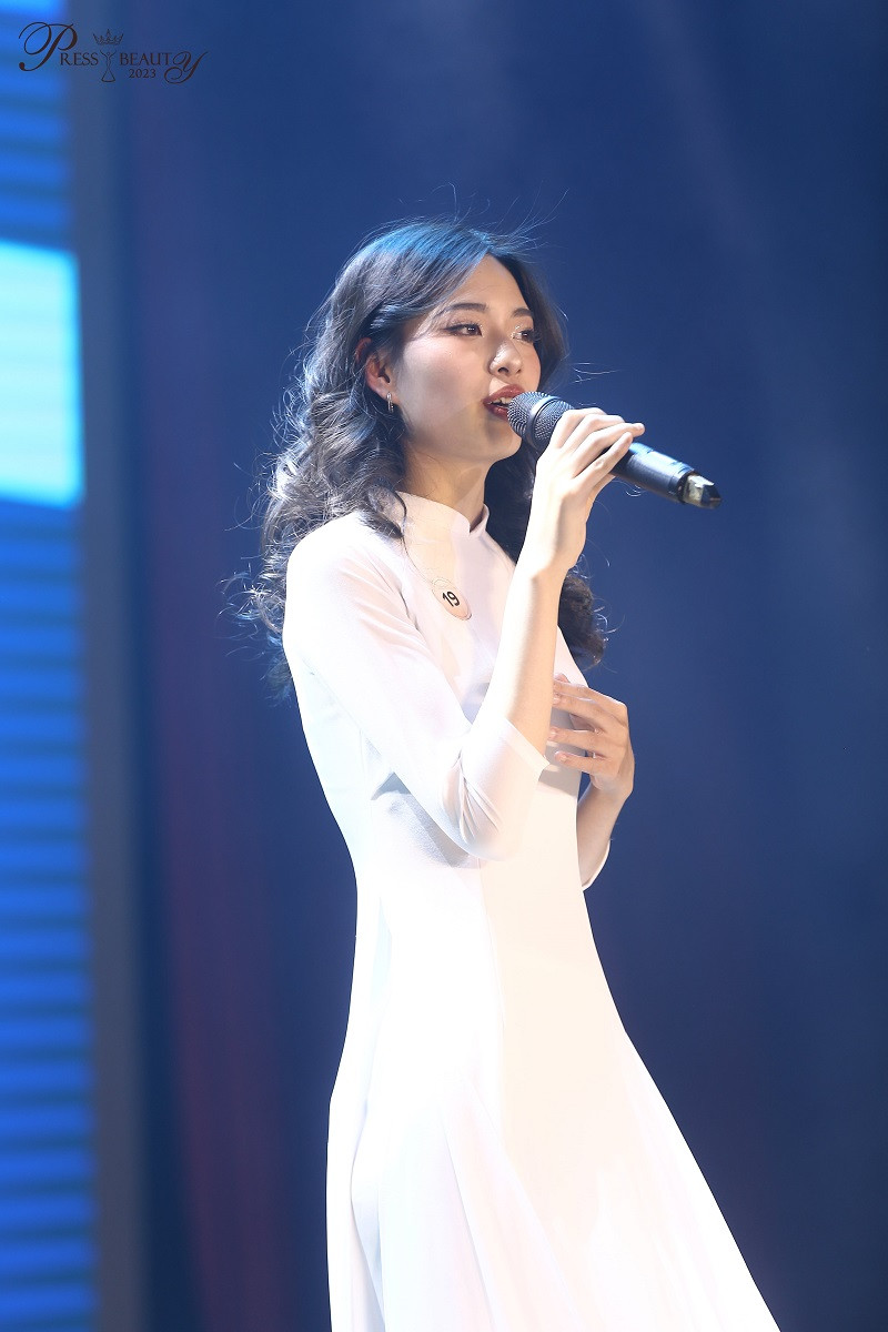 Bạn Diễm Quỳnh (SBD 19) giành được nhiều lời khen với phần hùng biện về chỉ số IQ và EQ.