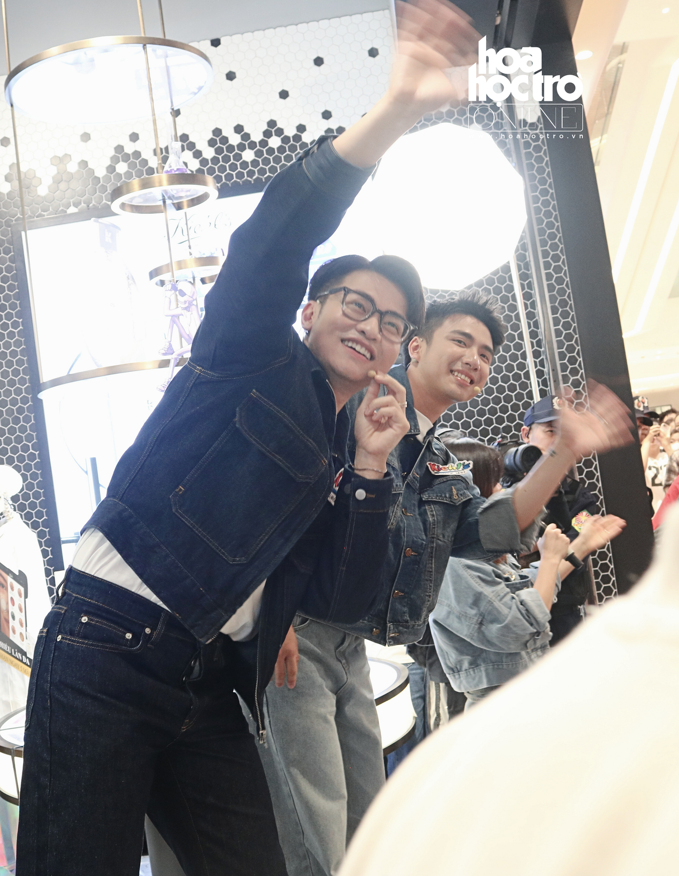 Vẫn là chào các "quạt" phía xa nhưng là "hai mình"! Vẫn là chào các "quạt" phía xa nhưng là "hai mình"!