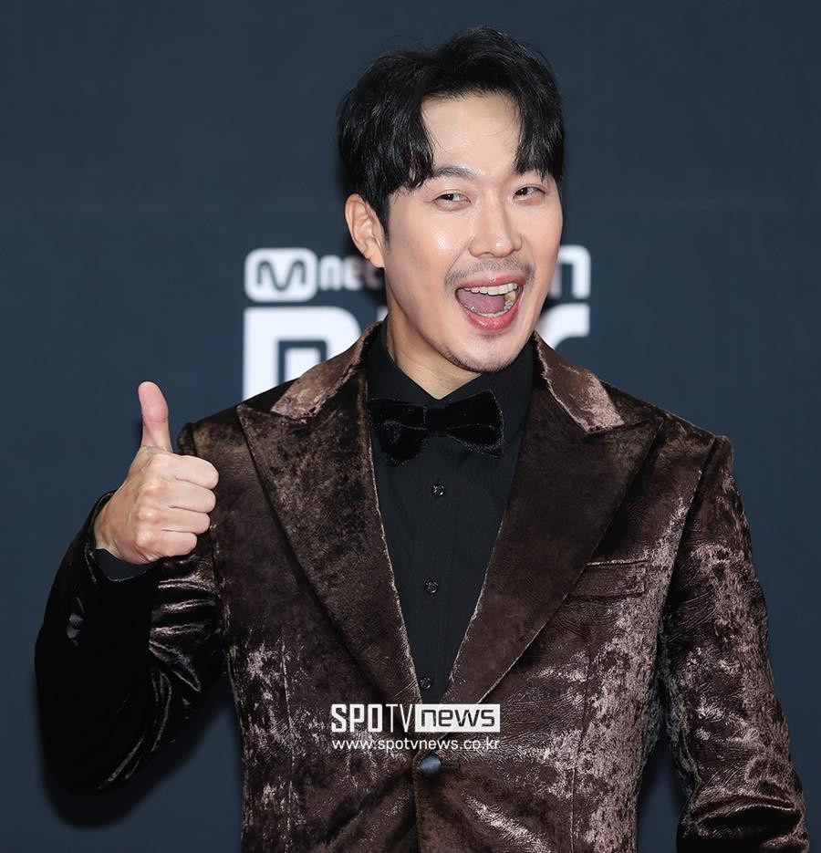 HaHa xuất hiện với phong thái quý ông nhưng không quên "khoe" biểu cảm nhí nhố trên thảm đỏ. HaHa xuất hiện với phong thái quý ông nhưng không quên "khoe" biểu cảm nhí nhố trên thảm đỏ.