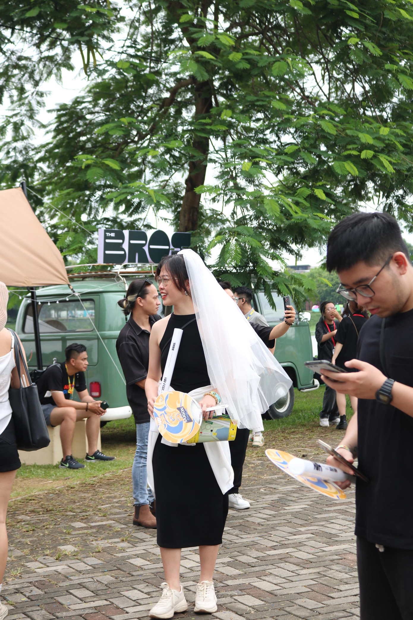 Những phụ kiện độc đáo được các bạn Gen Z "mix & match" thú vị.