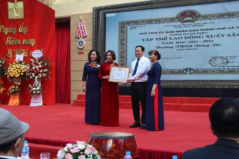 Tại lễ kỷ niệm, trường THCS nhận được danh hiệu &quot;Tập thể lao động xuất sắc cấp Thành phố&quot;.