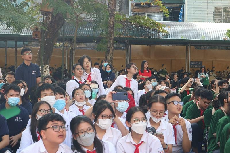 Teen &quot;đứng hóng&quot; để không bỏ lỡ bất kỳ khoảnh khắc nào.