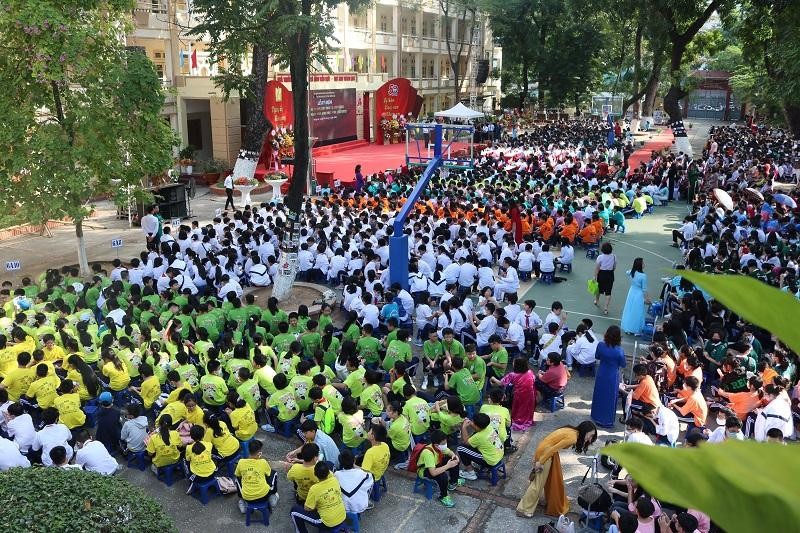 Teen không bắt buộc phải mặc đồng phục mà có thể diện áo lớp. Các dải màu sắc rực rỡ khiến không gian đượm nắng Thu càng thêm rực rỡ.