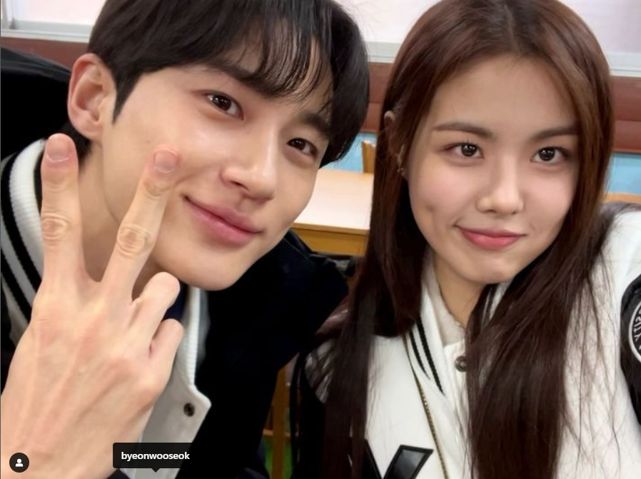 Bức ảnh gần nhất được A Jeong đăng tải với Byeon Woo Seok. Bức ảnh gần nhất được A Jeong đăng tải với Byeon Woo Seok.